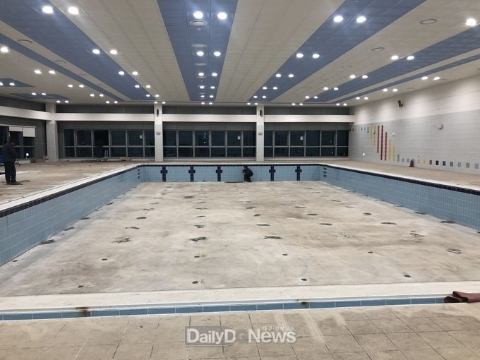 도로공사 김천 본사 본관 4층 수영장이 기능복원공사에 착수된 모습