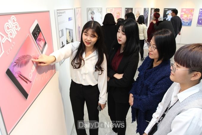 사진제공 구미대학교, 김상현(2학년) 씨가 자신의 ‘오아시스 앨범 디자인’ 작품을 최희랑 지도교수와 학우들에게 설명하고 있다.<br>
