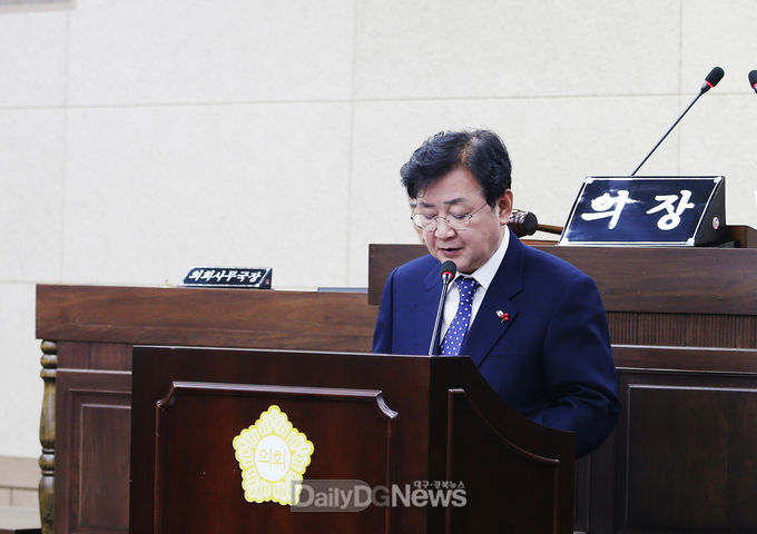 사진제공 안동시, 권영세 안동시장이 11월 20일 제201회 안동시의회 제2차 정례회에서 시정연설을 통해 내년도 시정구상에 대해 발표하고 있다.