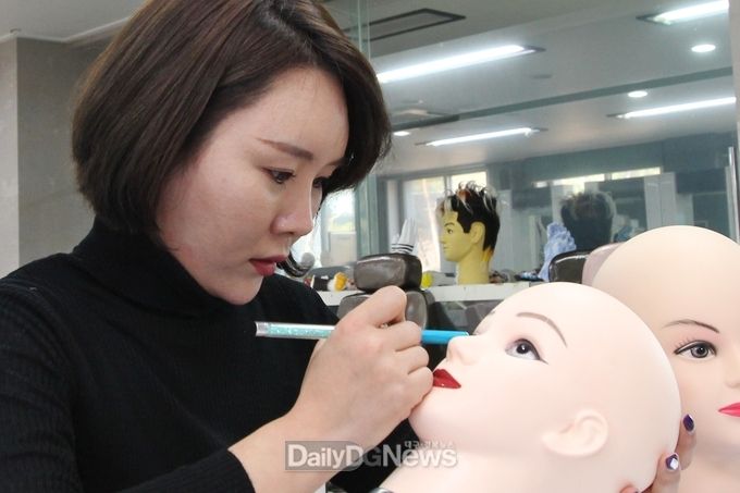 사진제공 구미대학교) 내년 INCA 세계네일대회에 아트메이크업 부문 한국 대표선수로 참가 자격을 얻은 구미대 이귀염씨가 학과 실습실에서 대회 준비를 위한 연습을 하고 있다.