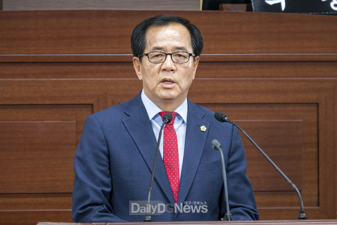11월 22일 제305회 정례회 제3차 본회의 도정질문 하고 있는 박승직 의원