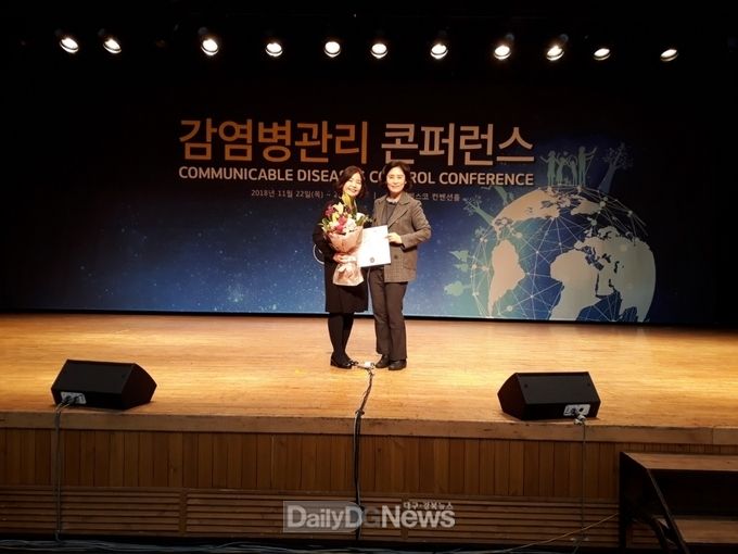 (사진제공 상주시)송복실 감염병관리담당(왼쪽)과 임정희 보건위생과장이 기념 수상 후 기념 촬영을 하고 있다.