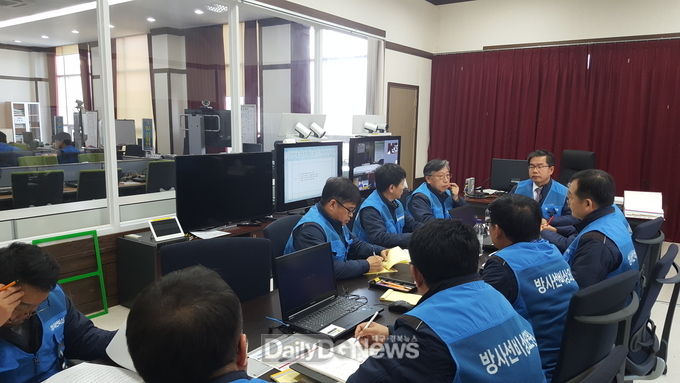 사진제공 한울원자력본부 ) 11월 27일 한울 이종호 본부장과 한울본부 관계자들이 비상대책회의를 하고 있다.