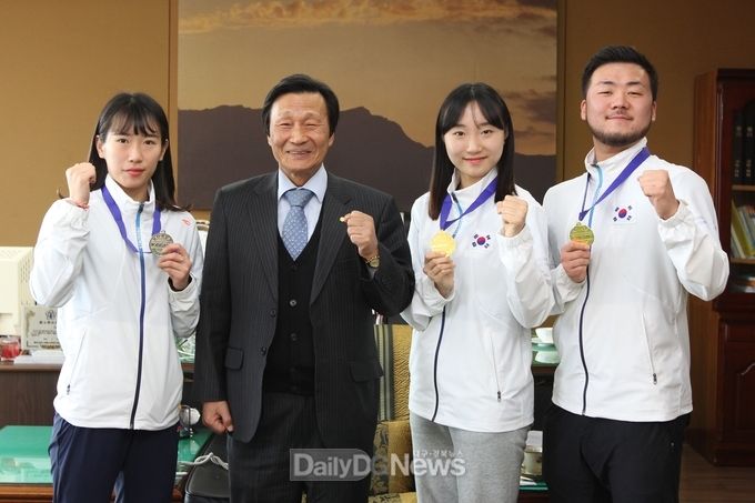(사진제공 구미대학교) 구미대학교 정창주 총장이 28일 2019년 카라테 한국 국가대표로 선발된 스포츠건강관리과 학생(왼쪽부터 정지영·황수현·백준혁)들을 격려하고 기념촬영을 했다.