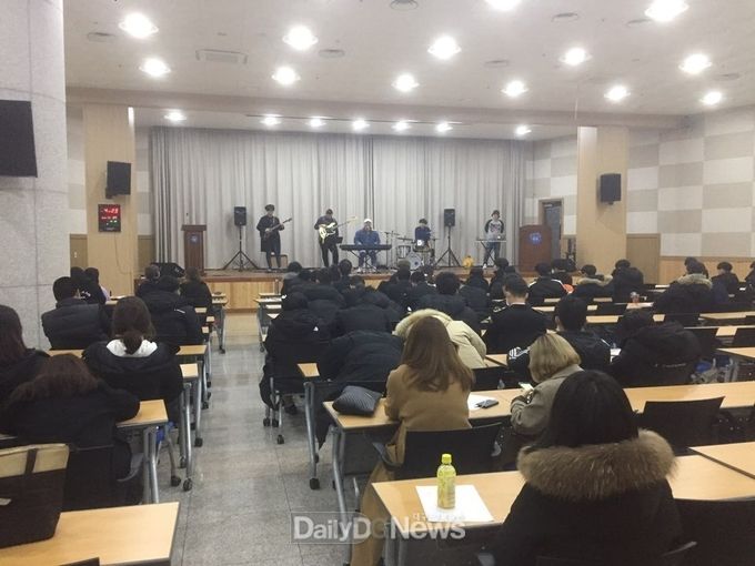 대구공업대학교 '힐링 토크 콘서트' 중 사필성 밴드가 공연하는 모습. (사진=대구공업대 제공)