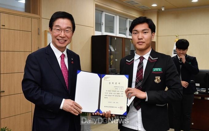사진제공 경상북도교육청, 11월 29일 임종식 교육감이 포항교육지원청을 직접 방문하여 도로에 쓰러진 행인을 병원으로 옮기고 치료비까지 지불한 포항해양과학고등학생들에게 장학금을 전달하고 있다.