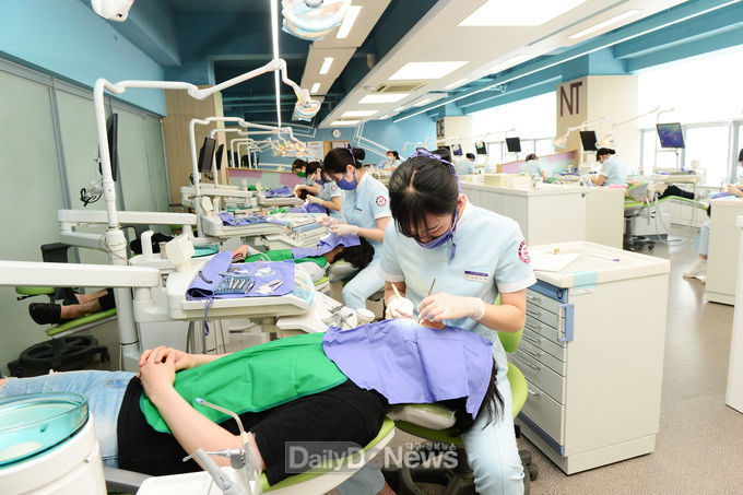 대구보건대 치위생과 학생들이 교내 실습실에서 전공 실무교육을 받고 있는 모습. (사진=대구보건대 제공)