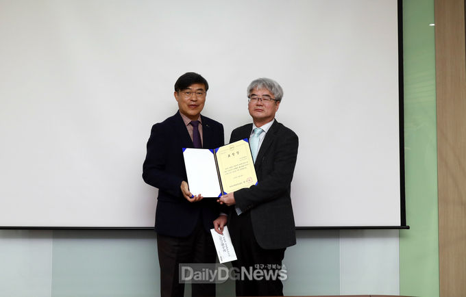 사진제공 금오공과대학교) 좌측에서 2번째 김명식 교수