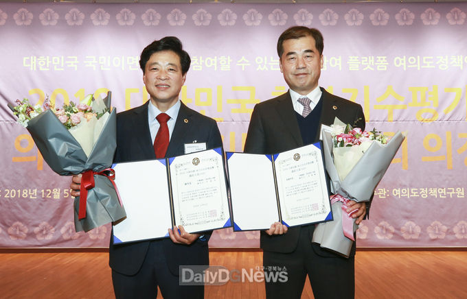 사진제공 경상북도의회) 사진왼쪽부터 ' 2018년도 대한민국 지방자치평가 의정대상 시상식 우수상을 수상한 이춘우 농수산위원회 부위원장, 최우수상을 수상한 오세혁 예산결산특별위원회 위원장