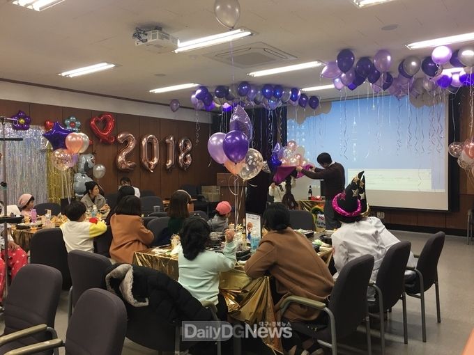 계명대 동산병원이 개최한 '소아암 완치잔치'에서 환아들이 신나는 마술공연을 관람하고 있다. (사진=계명대 동산병원 제공)