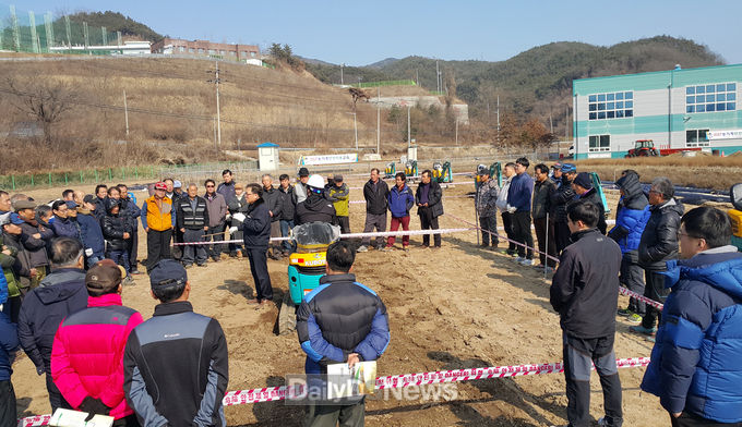 사진제공 안동시) 안동시농업기술센터 농기계 안전관리와 사용법 등 교육 장면