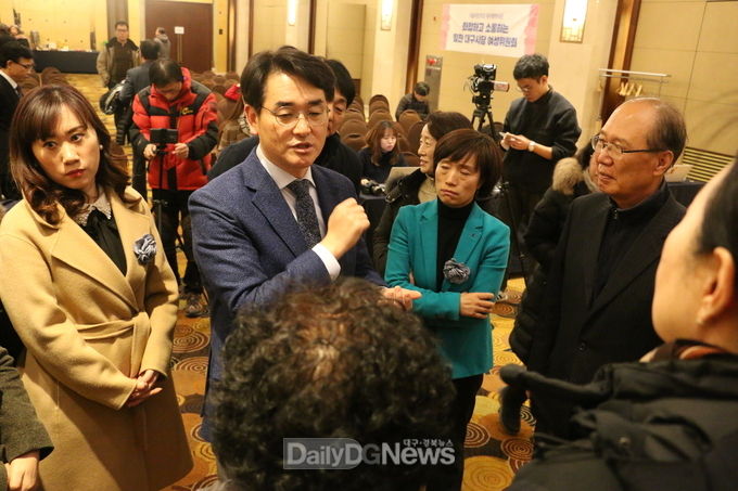 박용진 의원이 '유치원 문제 완전정복!' 특강이 끝나고 대구시민들에게 자신들의 의견을 자유한국당과 곽상도 의원에게 적극적으로 전달할 것을 부탁하고 있다. (사진=이준호 기자)