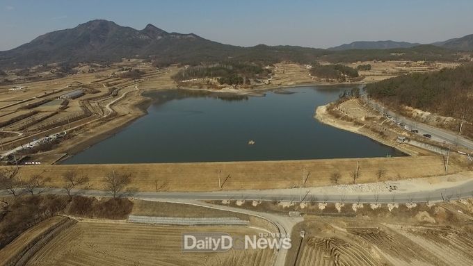 (사진제공=한국농어촌공사 경북지역본부) 의성 효천저수지 제방 제초작업 후 전경