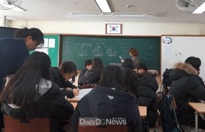 매천중학교에서 시범 실시한 '1수업 2교사제' 모습. (사진=대구시교육청)