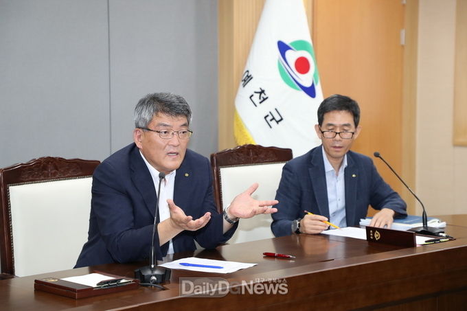 간부회의 주재하고 있는 김학동 군수(사진 왼쪽)