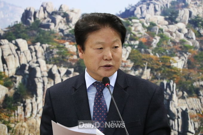 사진 데일리대구경북뉴스 김형만 기자, 이병환 성주군수가 1월 4일 오전 11시 군청에서 기자회견을 열어‘ 2018년 군정성과 및 2019년 주요 시책에 대해 설명하고 있다.<br>
