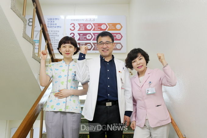 동산의료원 의료진이 건강기부계단을 이용하고 있는 모습. (사진=계명대 동산의료원 제공)