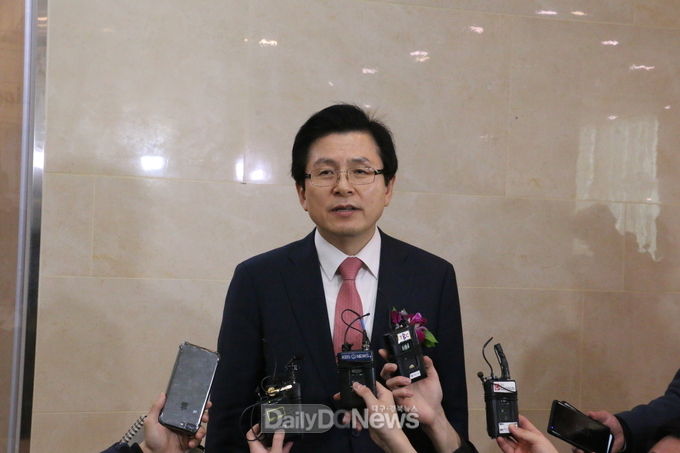 자유한국당 입당 후 대구를 처음 방문한 황교안 전.총리가 기자들의 질문에 답변을 하고 있다. (사진=이준호 기자)