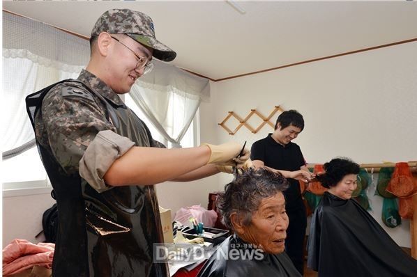 사진제공 공군 제16전투비행단) 공군 제16전투비행단(이하 16전비)이 24일 유천면 속지리 주민들에게 이발 봉사를 지원하고 있다.