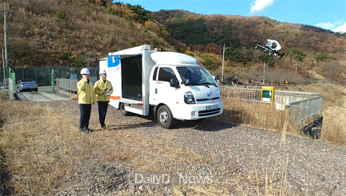 (사진제공=한국농어촌공사 경북지역본부)이동지휘차량 및 드론을 활용한 재난상황 현장중계 모의훈련 전경