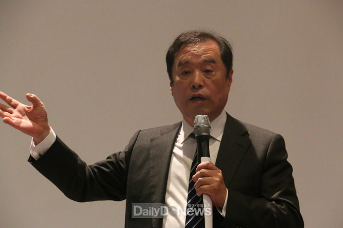 '영남상생포럼' 출범식에서 김병준 위원장이 특강을 하고 있다. (사진=이준호 기자)