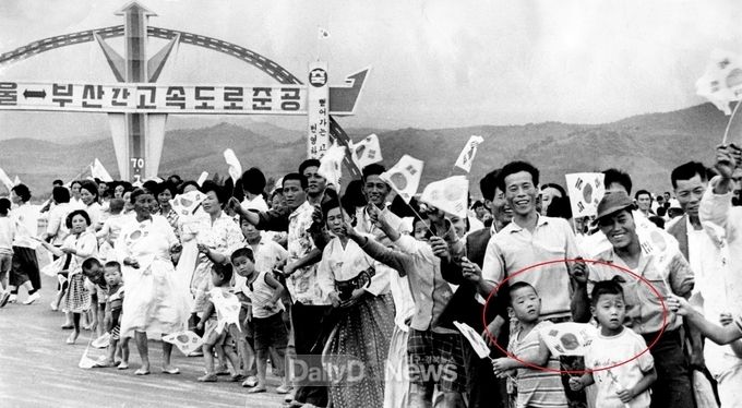 사진제공 한국도로공사) 경부고속도로 전구간이 개통되던 날(‘70.7.7)은 대전IC에서 주민들의 대통령 환영 카퍼레이드 이후, 대구공설운동장으로 이동하여 최종 개통식을 거행했다.(’70년 대전IC에 환영나온 수많은 인파들)