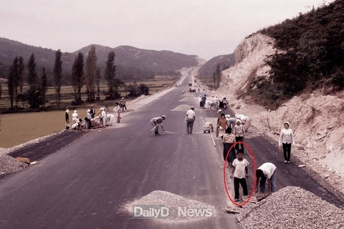 ‘70년대 건설경험에도 불구하고, ‘80년대에도 여전히 건설현장은 많은 부분을 노동력에 의존해야 했다. 부족한 인력을 메우기 위해 부녀자와 어린 아이들도 현장에 투입되는 일이 빈번했다. (’80년대 후반 중부고속도로 건설현장)