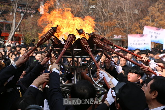 2.28기념공원에서 이낙연 국무총리와 참석 주요내빈, 학생대표들이 민주의 횃불 점화식을 진행하고 있다. (사진=이준호 기자)