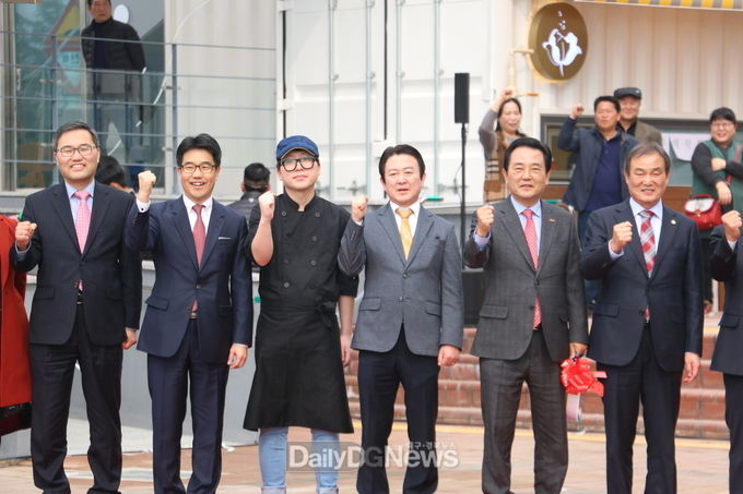 김성섭 대경중기청장(왼쪽에서 두번째)과 '현이와 풍이의 청춘신난장' 개장식에서 테이프 커팅을 마친 내빈들이 기념촬영을 하고 있다. (사진=이준호 기자)