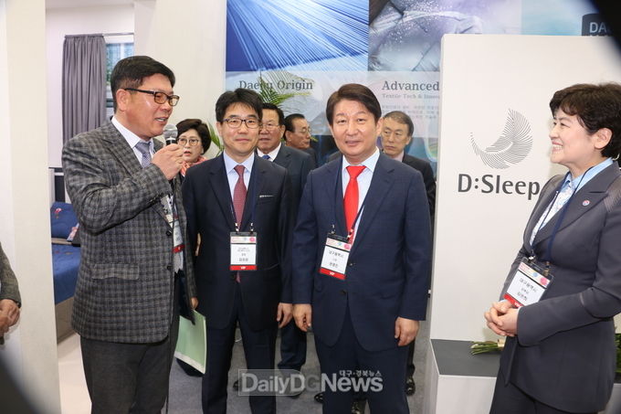 (오른쪽부터)강은희 대구시교육감, 권영진 대구시장, 김성섭 대경중기청장이 ‘2019 대구국제섬유박람회(PID)’ 참가한 침장업체의 설명을 듣고 있다. (사진=이준호 기자)