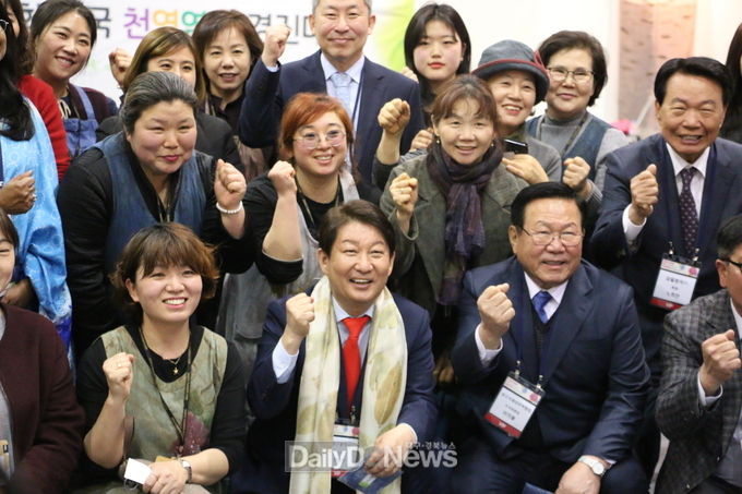 권영진 대구시장이 '2019년 제1회 전국 천연염색 경진대회' 참가자들과 기념촬영을 하고 있다. (사진=이준호 기자)