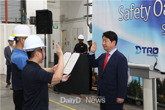 권영진 대구시장이 7일 싱가포르 센토사 익스프레스 모노레일 안전실천 결의식에 참석하고 있다. (사진=대구시 제공)