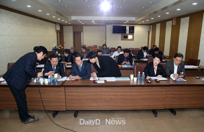 대구시의회 의원들이 SNS 교육에 참여하고 있는 모습. (사진=대구시의회 제공)