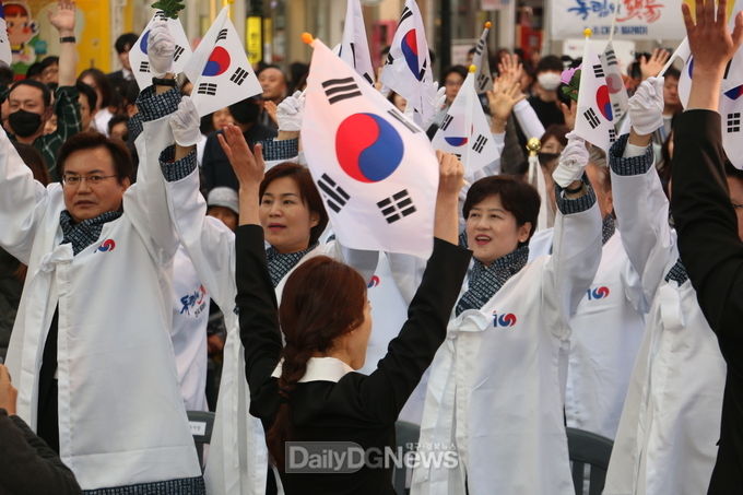 (왼족부터) 이상길 대구시 행정부시장, 김혜정 대구시의회 부의장, 강은희 대구시교육감이 태극기를 흔들며 만세를 부르고 있다. (사진=이준호 기자)