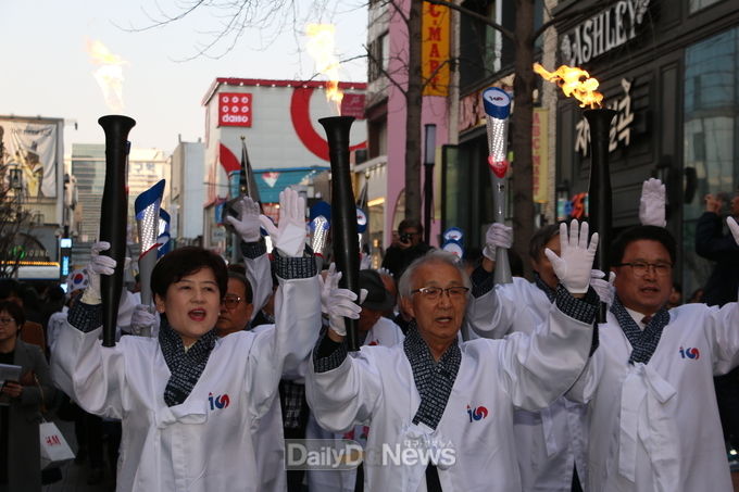 (왼쪽부터) 강은희 대구시교육감, 광복회지부장, 보훈청장이 '독립의 횃불'을 채화해 동성로 야외부대까지 행진을 진행하고 있다. (사진=이준호 기자)