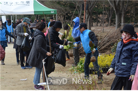 2018년 대구수목원 나무 나누어주기 행사 모습. (사진=대구시 제공)
