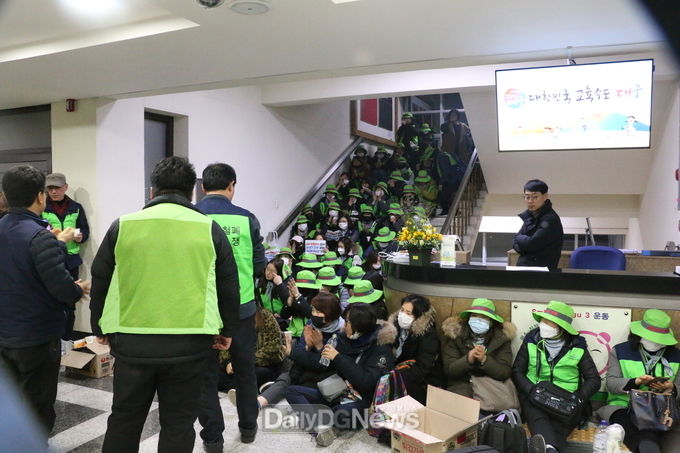 민주노총 공공운수노조 전국교육공무직본부 대구지부 돌봄전담사가 13일 대구시교육청 1층 현관을 점거하고 있다. (사진=이준호 기자)