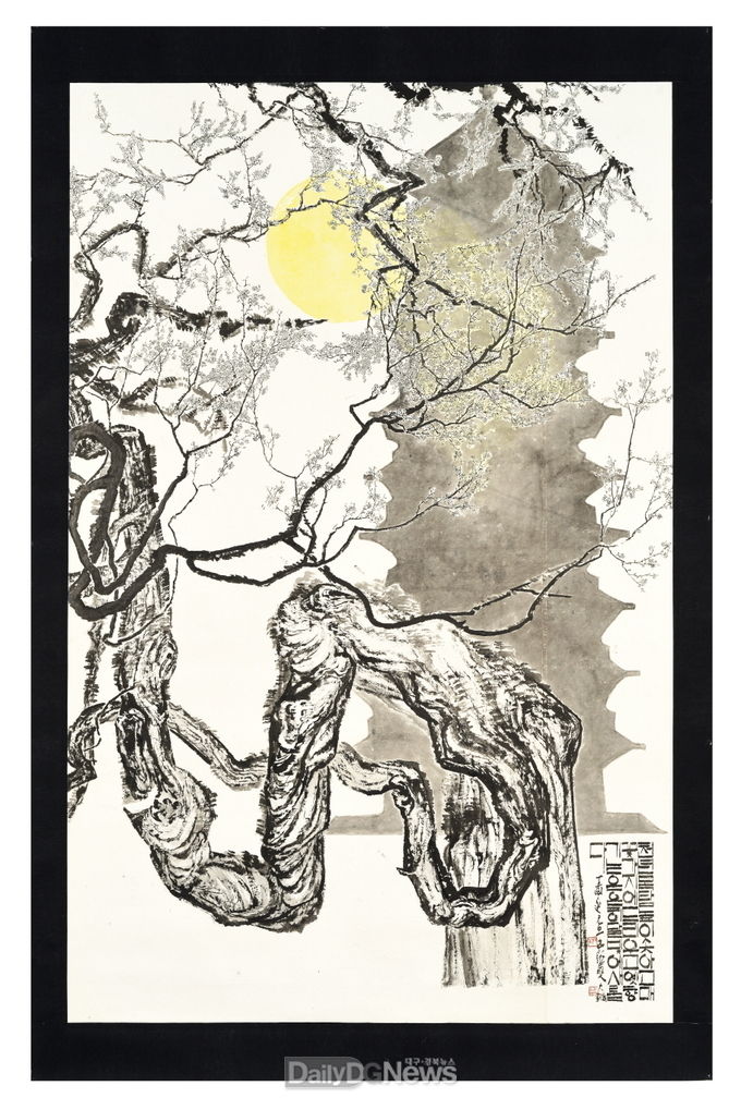박대성-노매(Old apricot Tree)_2017_종이에 수묵(Ink on paper)_235x150cm