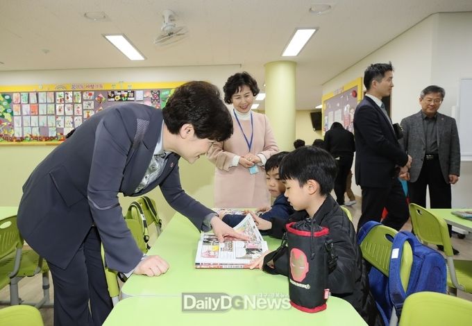 강은희 대구시교육감이 14일 초등돌봄전담사가 파업 중인 초등학교를 방문해 현장을 점검하고 있다. (사진=대구시 교육청 제공)