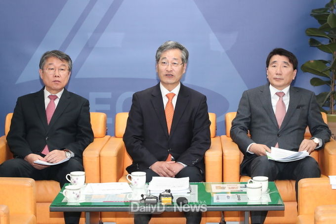 (왼쪽 부터) 이승호 대구시 경제부시장, 서정해 경북대교수, 전우헌 경북 경제부지사가 18일 오전 대구시청에서 혁신인재 양성 프로그램에 대해 설명하고 있다. (사진=대구시 제공)