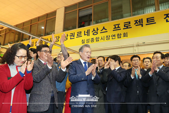 문재인 대통령의 일곱번째 전국경제투어. 문 대통령이 22일 대구 칠성시장을 방문하고 있다. (사진=청와대 제공)