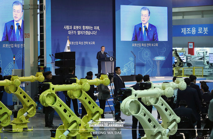 문재인 대통령의 일곱번째 전국경제투어. 문 대통령이 22일 달성군 소재 현대로보틱스를 방문하고 있다. (사진=청와대 제공)
