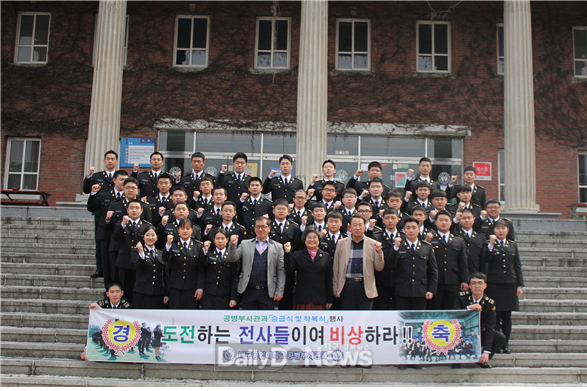 대구공업대학교 공병부사관과는 승급식 및 착복식을 마치고 기념촬영을 하고 있다. (사진=대구공업대 제공)