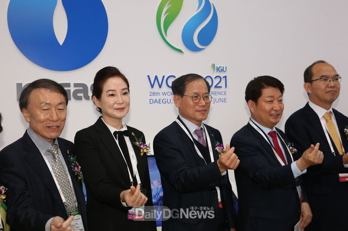 2019 국제 그린에너지 엑스포에 참석한 내빈들이 한국가스공사 부스에서 기념 촬영을 하고 있다. (사진=이준호 기자)