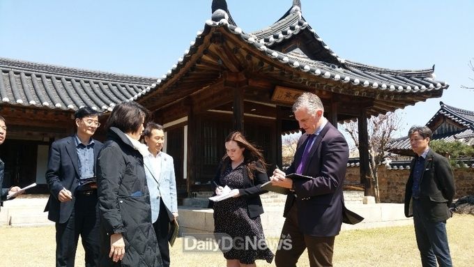 사진제공 안동시) 4월 3일, 엘리자베스2세 영국여왕 방문 20주년 기념행사 참석을 위해 방한 예정인 차남 앤드루(Andrew) 왕자의 안동 방문 준비를 위해 영국 왕실 경호·의전팀 관계자가 안동시를 사전 현장답사 하여 점검 하고 있다.