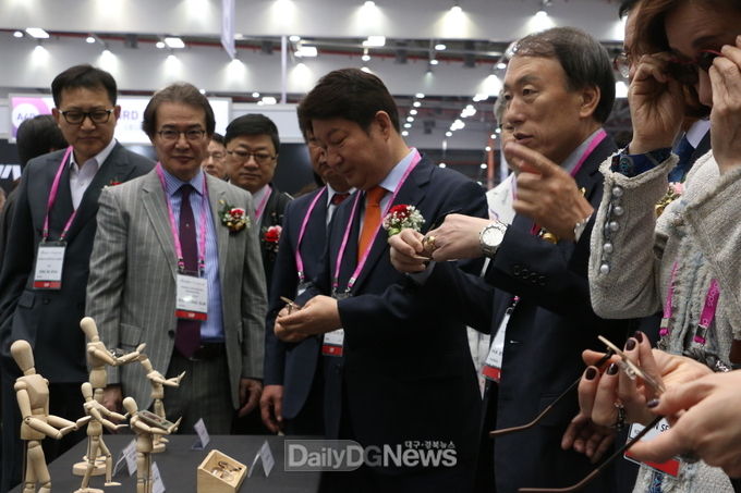 권영진 대구시장과 내빈들이 대구국제안경전 행사장을 둘러보고 있다. (사진=이준호 기자)