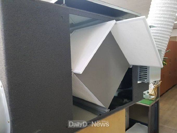공기순환기 필터 교체 모습. (사진=대구시교육청 제공)