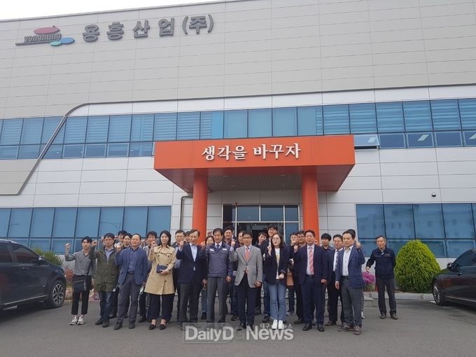 김성섭 대경중기청장과 중소제조업체 20여개사 임직원들이 스마트공장 구축기업 용흥산업 현장 견학을 하고 있다. (사진=대경중기청)