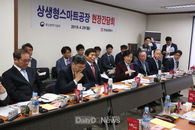 박영선 장관이 스마트공장 천일금형사를 방문해 중소기업 지원방안에 대해 설명을 하고 있다. (사진=이준호 기자)