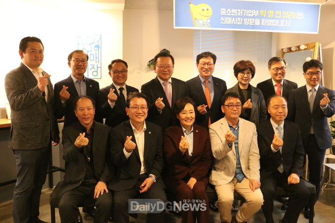 박영선 장관이 신매시장을 방문하고 기념 촬영을 하고 있다. (사진=이준호 기자)